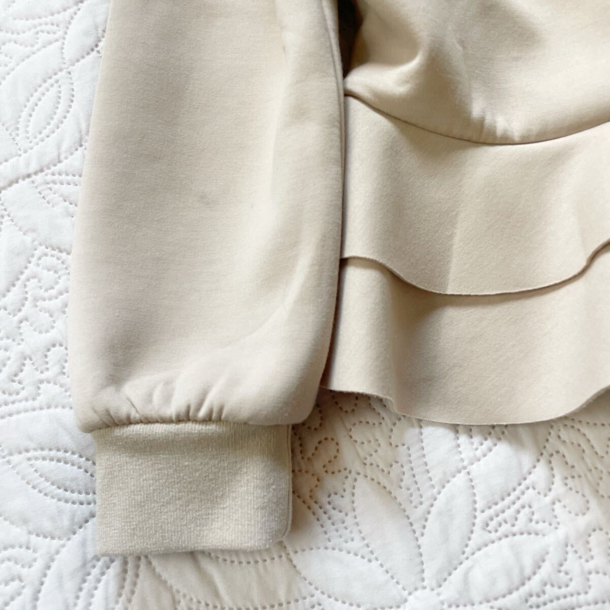 ケイトスペード　プルオーバー　150 ベージュ　フード　ペプラム　フリル　長袖　トップス　ロゴチャーム　_画像5