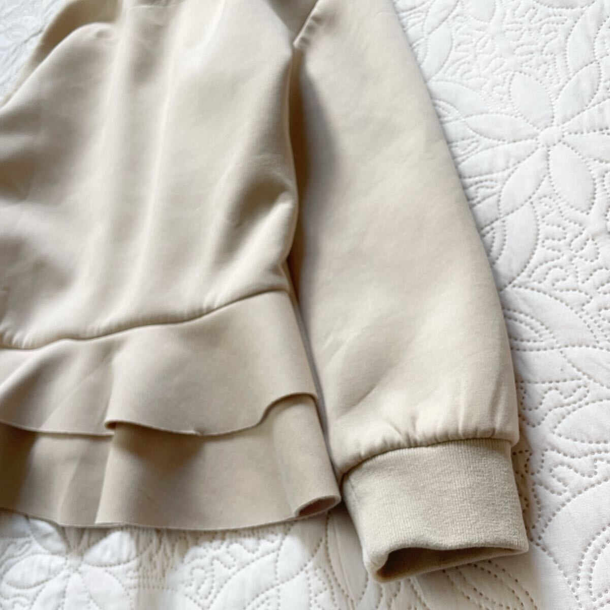 ケイトスペード　プルオーバー　150 ベージュ　フード　ペプラム　フリル　長袖　トップス　ロゴチャーム　_画像6