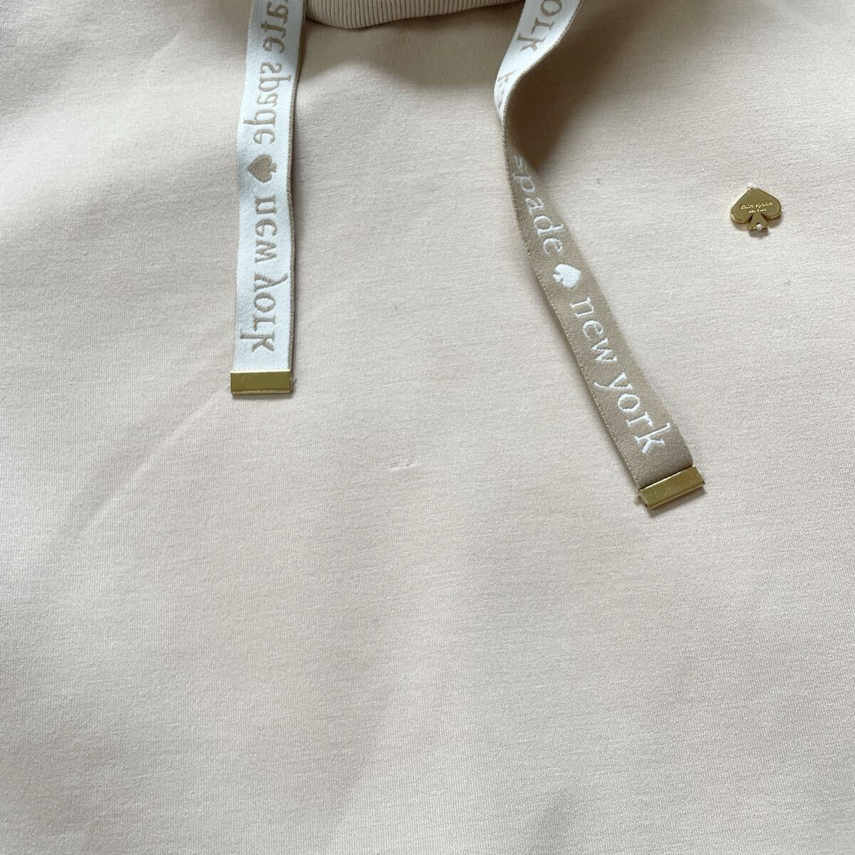 ケイトスペード　プルオーバー　150 ベージュ　フード　ペプラム　フリル　長袖　トップス　ロゴチャーム　_画像7