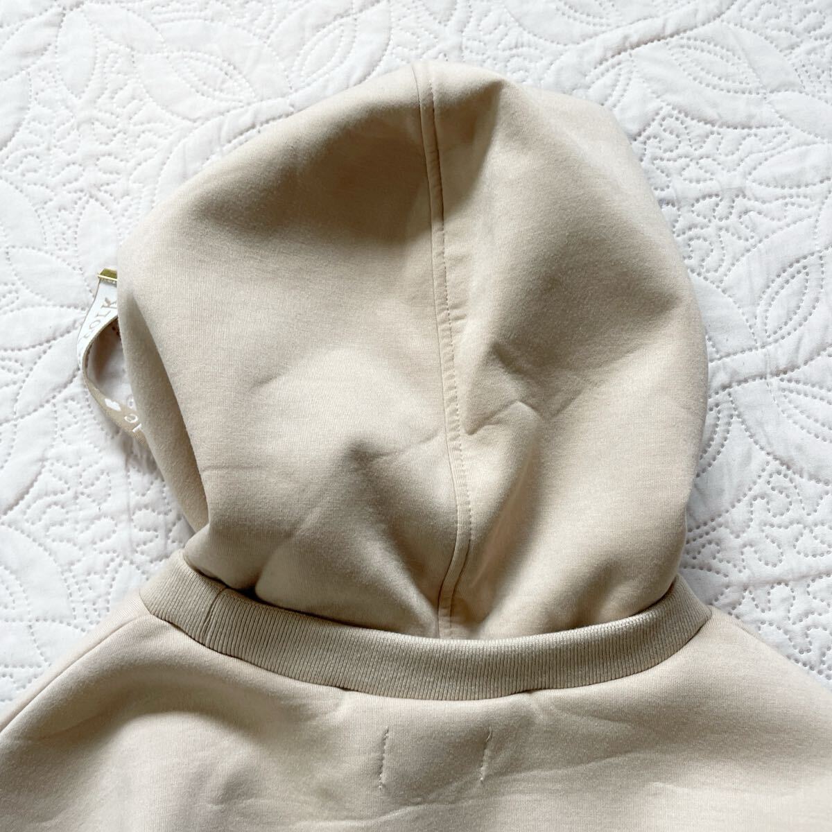 ケイトスペード　プルオーバー　150 ベージュ　フード　ペプラム　フリル　長袖　トップス　ロゴチャーム　_画像10