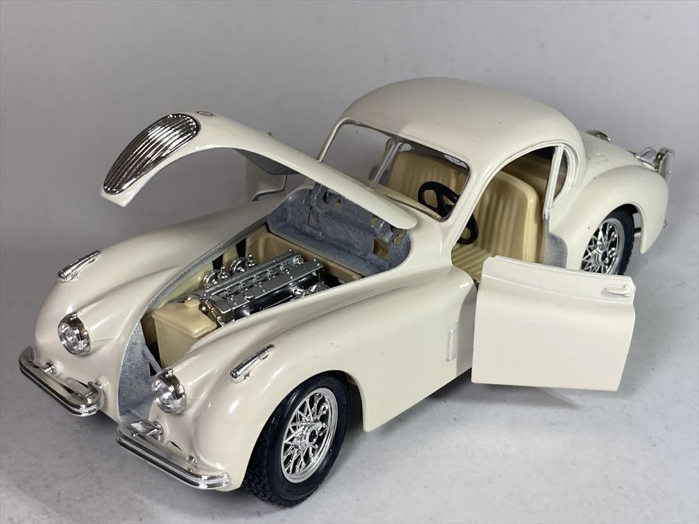  Jaguar Jaguar XK120 купе Coupe (1948) 1/24 - BBurago Bburago