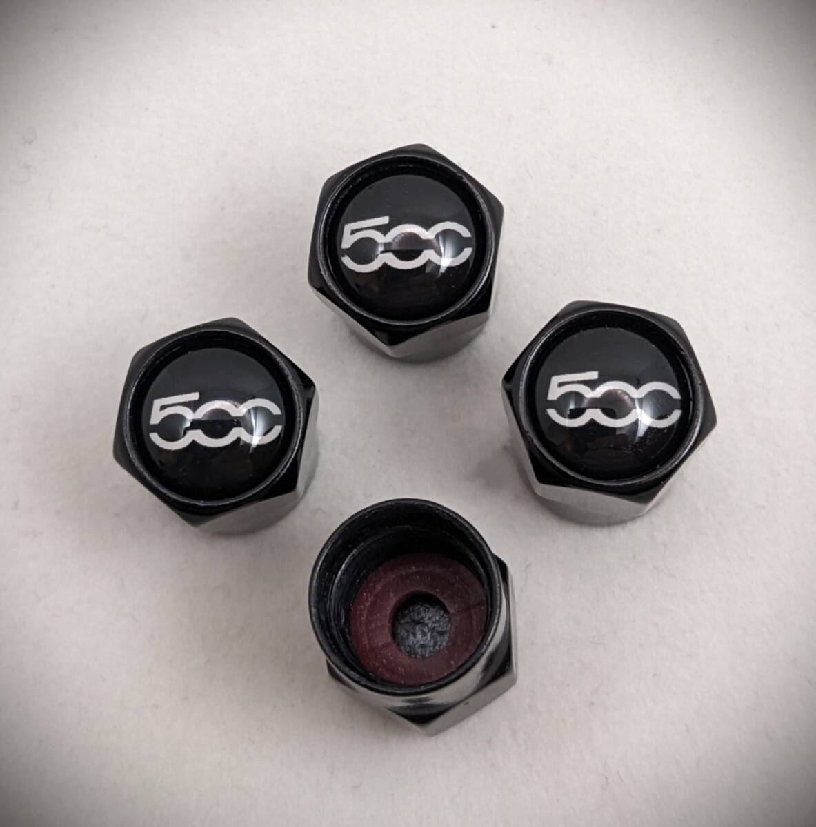 FIAT フィアット 500 黒 タイヤエアバルブキャップ ＃チンクエチェント フィアット500 500C 500X 500e ツインエアー カスタム ドレスアップ_画像1