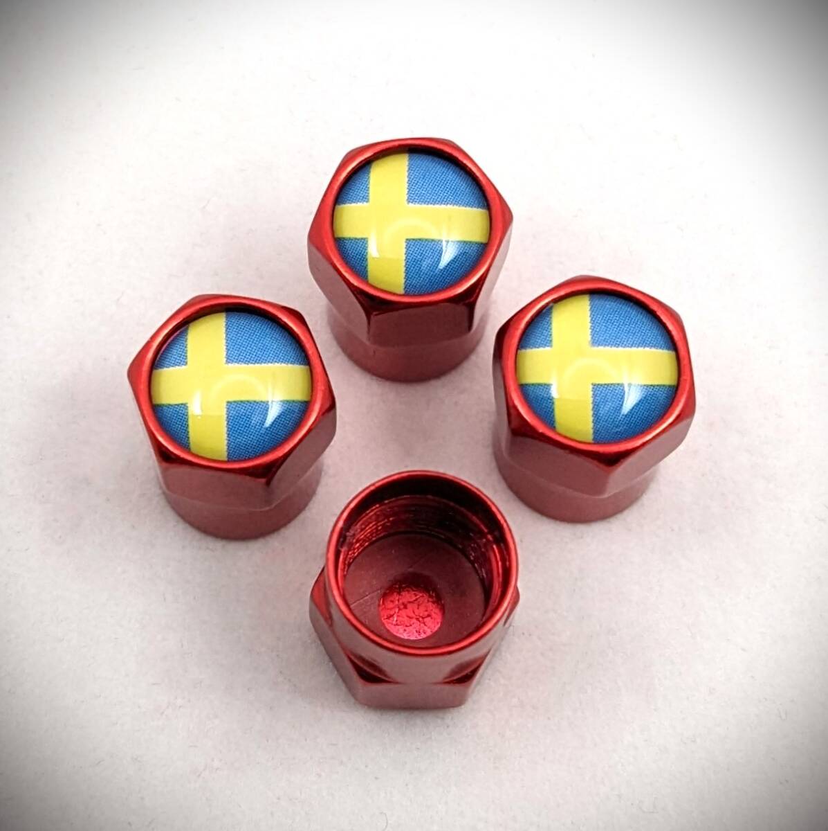 スウェーデン 国旗 赤 バルブキャップ ボルボ VOLVO XC40 XC60 XC70 XC90 S40 S60 S70 S80 S90 V40 V50 V60 V70 V90 カスタム エアーバルブ_画像2