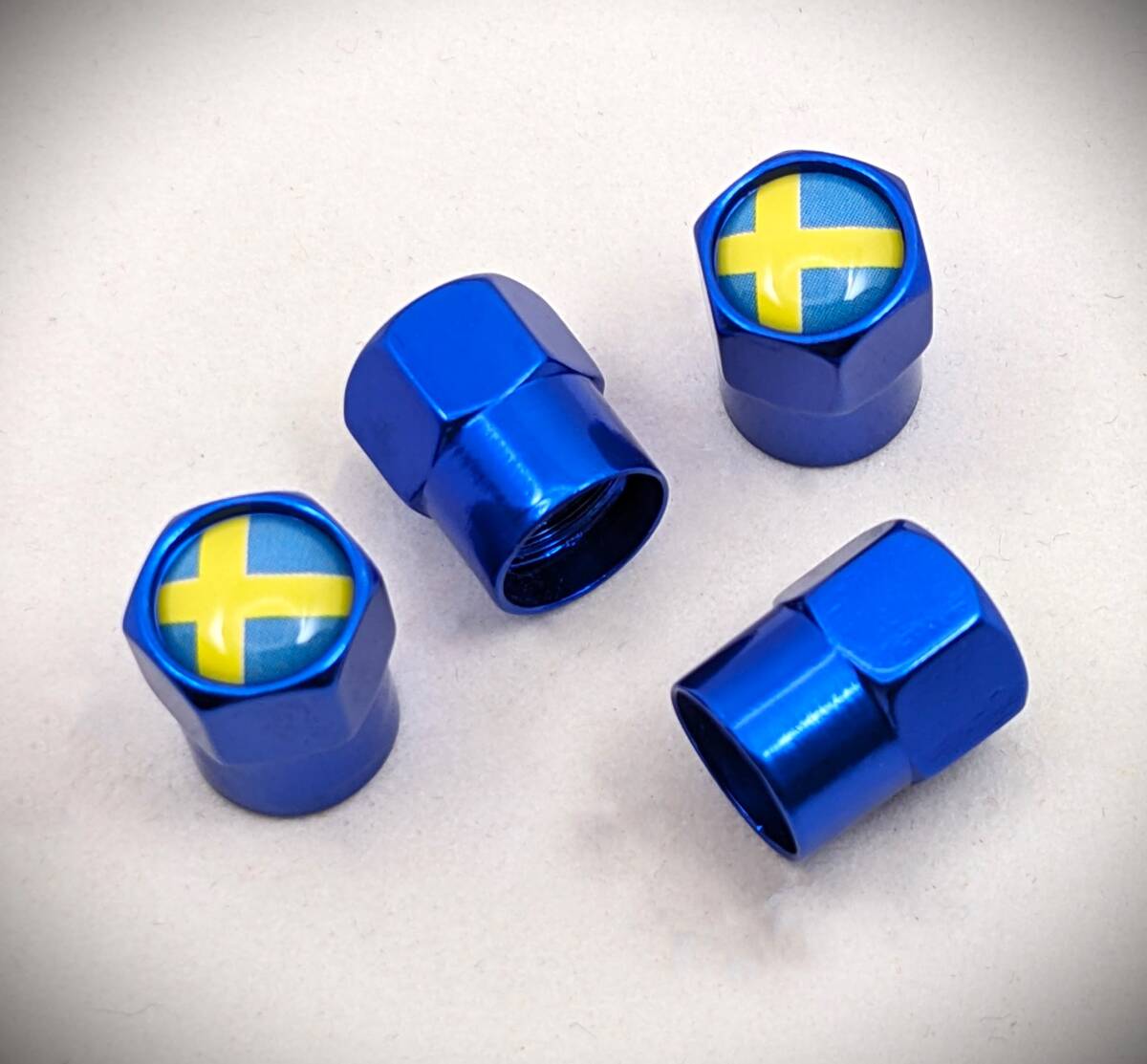 スウェーデン 国旗 青 バルブキャップ ボルボ VOLVO XC40 XC60 XC70 XC90 S40 S60 S70 S80 S90 V40 V50 V60 V70 V90 カスタム エアーバルブ_画像2