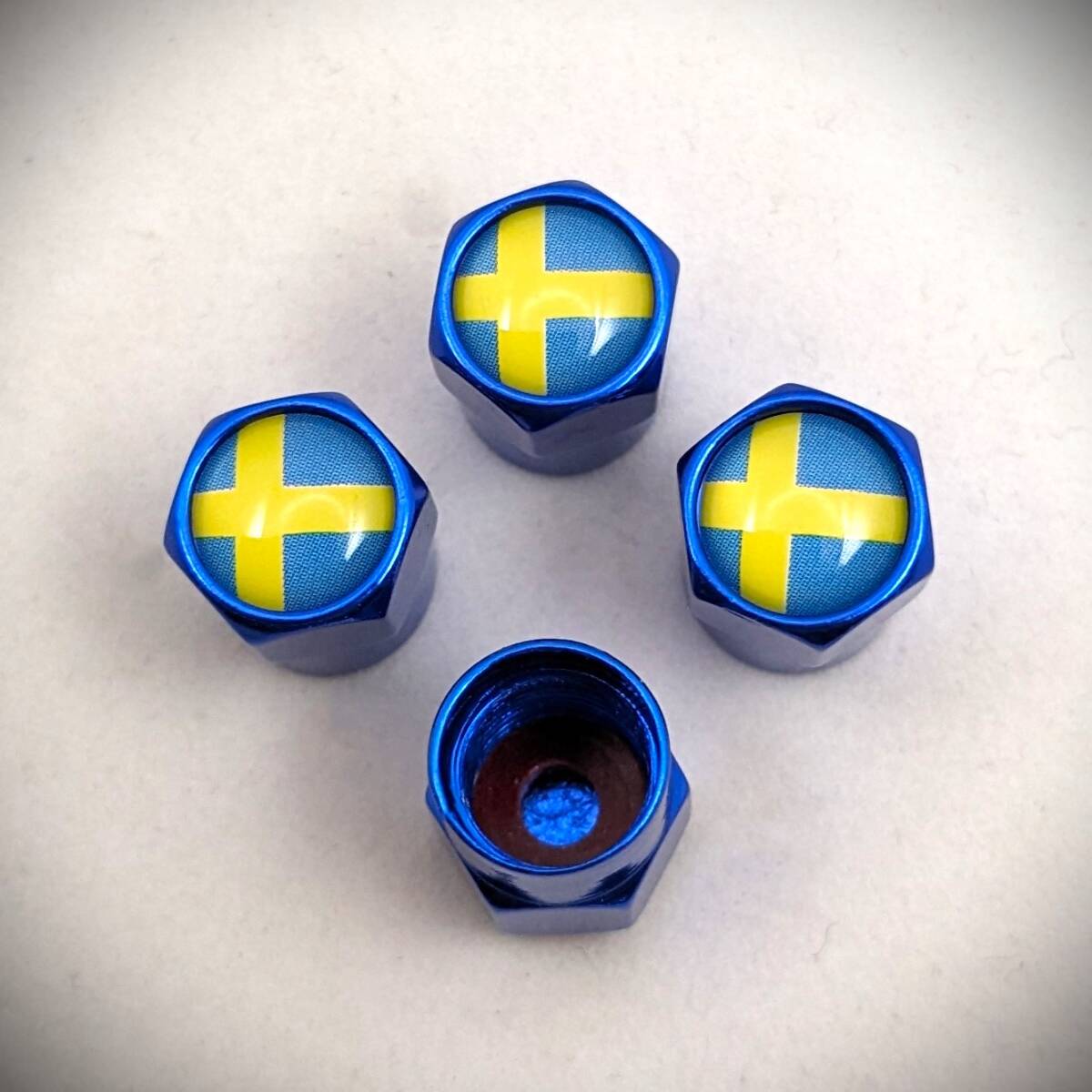 スウェーデン 国旗 青 バルブキャップ ボルボ VOLVO XC40 XC60 XC70 XC90 S40 S60 S70 S80 S90 V40 V50 V60 V70 V90 カスタム エアーバルブ_画像1