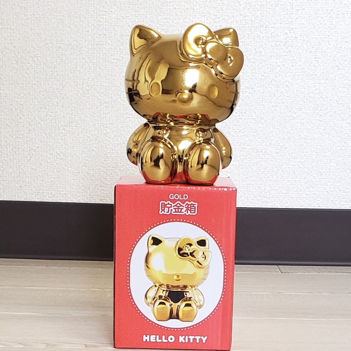【新品未使用】ゴールド 貯金箱 ハローキティ キティちゃん SANRIO サンリオ プレゼント クリスマス 専用BOX入り インテリア 50周年記念_画像2