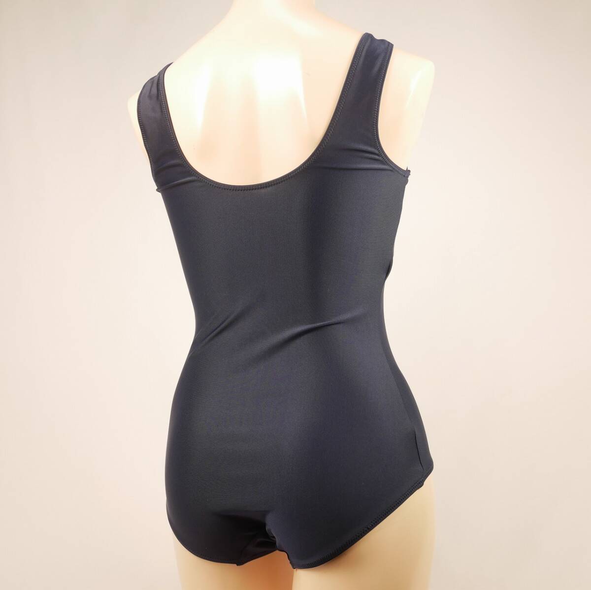 8061　美品　Topvalu　レディース水着　シンプルデザイン　ワンピース水着　160サイズ　ネイビー系　匿名配送_画像2