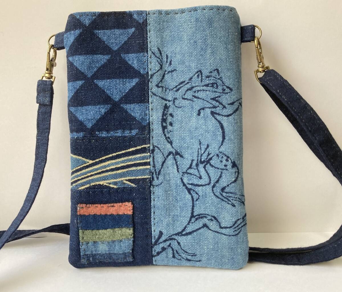 ★ハンドメイド　　藍染　　木綿　　スマホショルダー　　携帯ショルダー　　パッチワーク　　縞　波　鳥獣戯画　他　　ミニショルダー _画像1