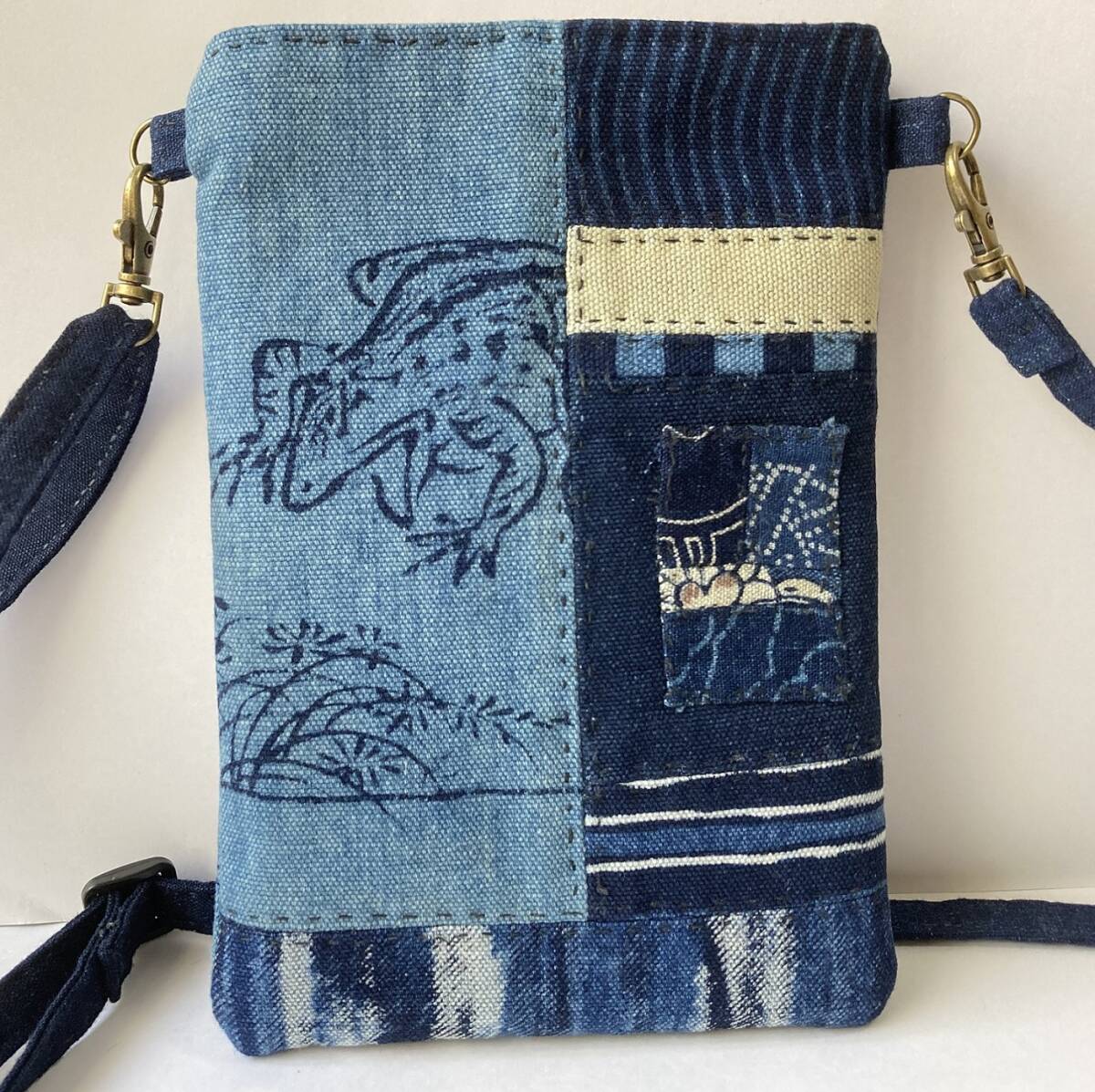 ★ハンドメイド　　藍染　　木綿　　スマホショルダー　　携帯ショルダー　　パッチワーク　　縞　波　鳥獣戯画　他　　ミニショルダー _画像2