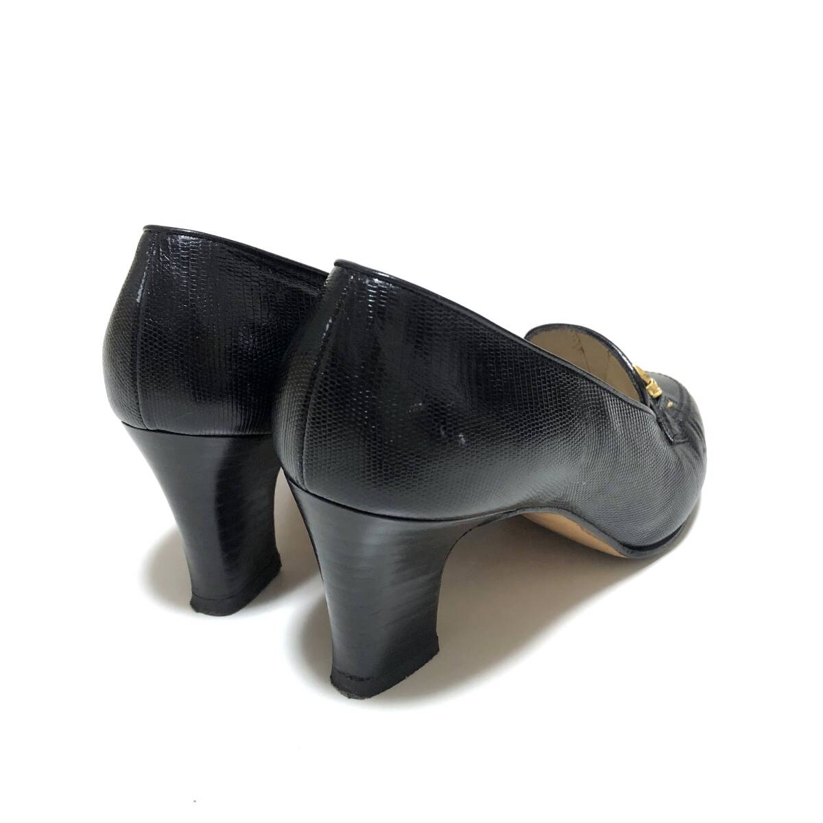 【良品】Salvatore Ferragamo フェラガモ ガンチーニ レザー パンプス リザード 型押し 黒 6 1/2 D 23.5cm_画像4