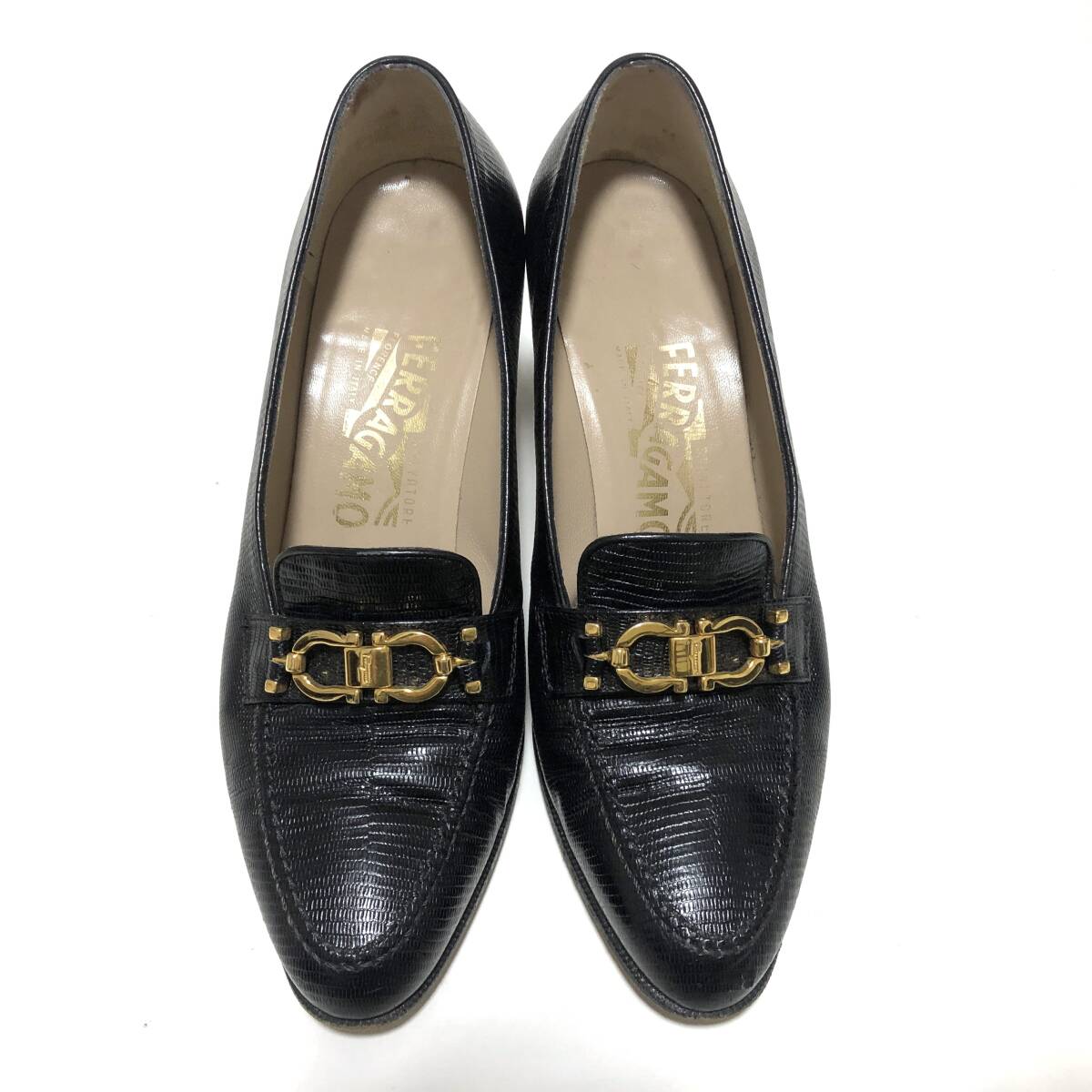 【良品】Salvatore Ferragamo フェラガモ ガンチーニ レザー パンプス リザード 型押し 黒 6 1/2 D 23.5cm_画像2