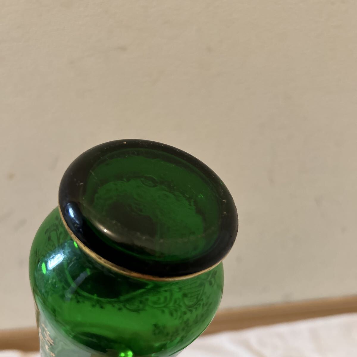 昭和レトロ VM銘入 ベネチアングラス風 デカンタ＆グラスセット 6点 金彩/花柄 エメラルドグリーン 飾りボトル 洋酒器_画像7