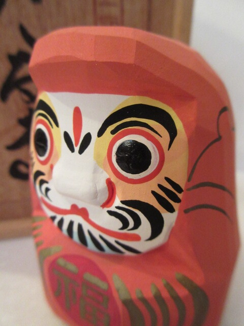 【壽】伊予一刀彫 達磨 在銘寿慶 共箱・塗り台・栞付き 定価16500円 木彫人形 木工玩具 愛媛県郷土玩具 民芸品 _画像4