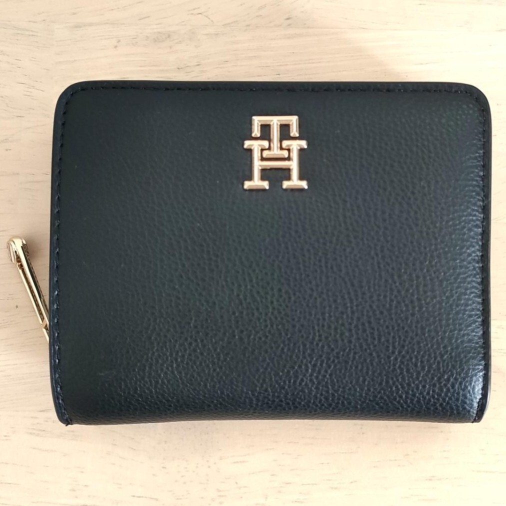 【新品】Tommy Hilfiger二つ折り財布 小銭入れ付レディースウォレット 折りたたみ財布 ロゴ ラウンドジップ ブラック トミーヒルフィガー_画像2