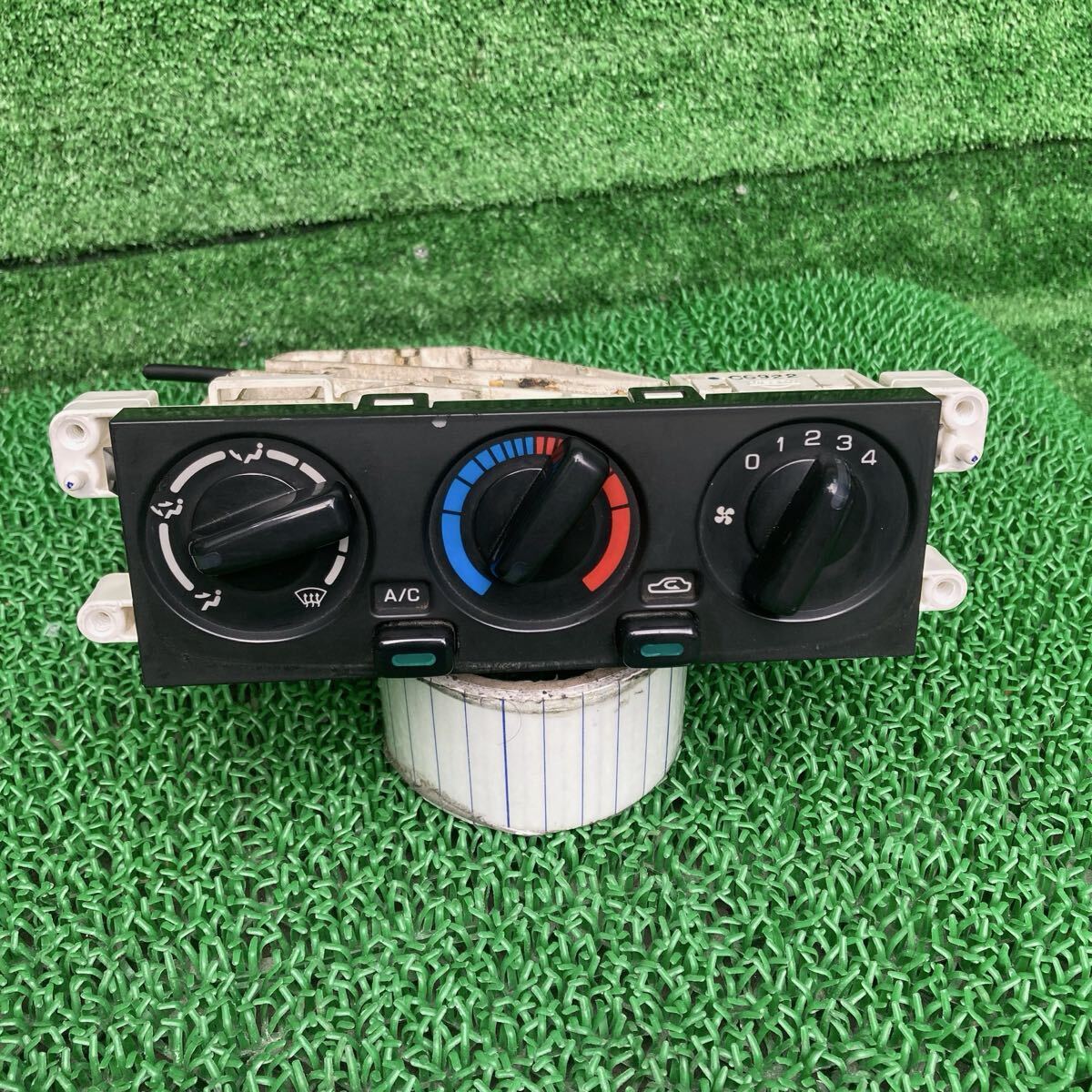 キャラバン (Nissan / 日産) VPE25 純正 エアコンスイッチ VWME25 VWE25 CWGE25 CWMGE25 CQGE25 VPE25 VRE25（FVPE25-FR710-2X4-07）_画像1