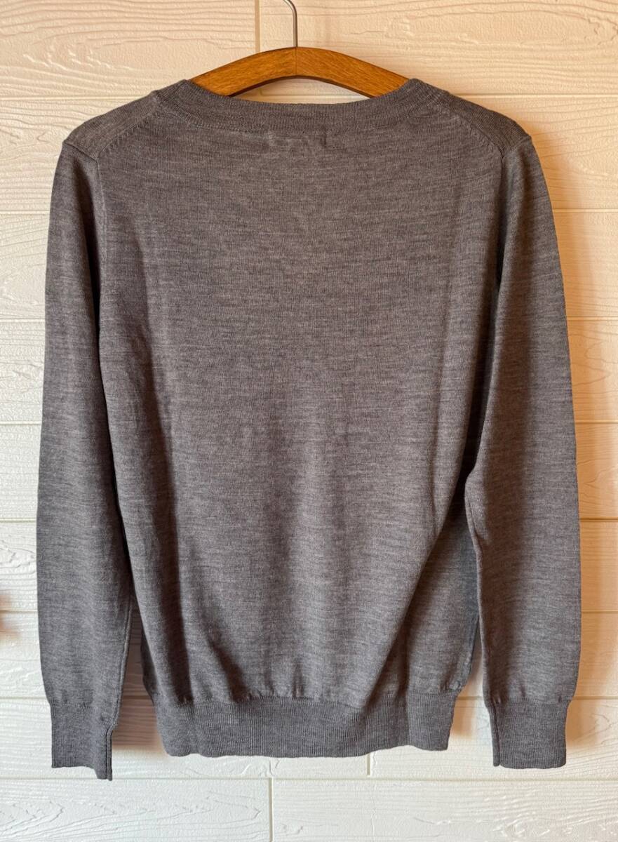未使用★NATURAL BEAUTY BASIC/ナチュラルビューティーベーシック★V　ニット　ウール100％　グレー　サイズM_画像2
