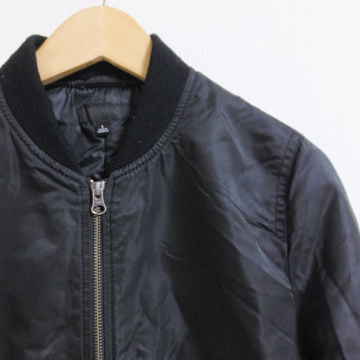 X964　UNIQLO　ユニクロ　ブラック　ブルゾン　ジャケット　中綿入り　L_画像2