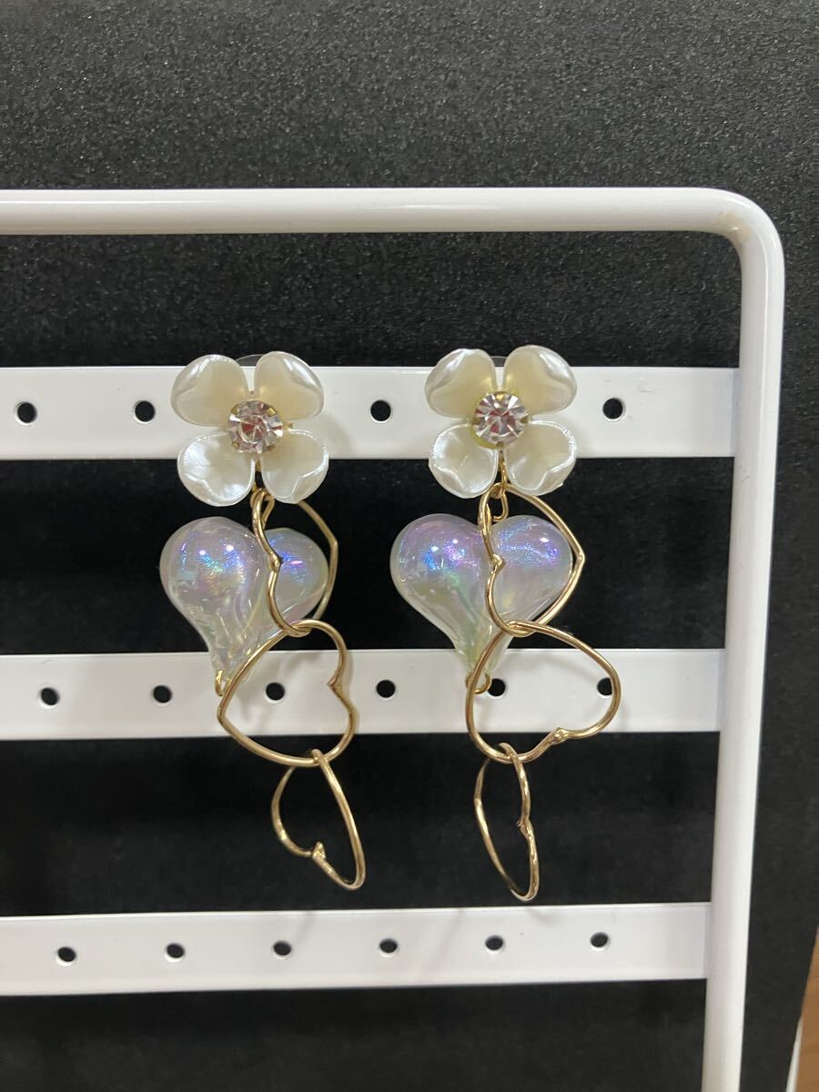 ハンドメイドピアス 4点セット③オーロラハート　ハートチェーン　オーロラリーフ　ジャラ　ヴィンテージ　ガラス　クリア　ゴールド　_画像2