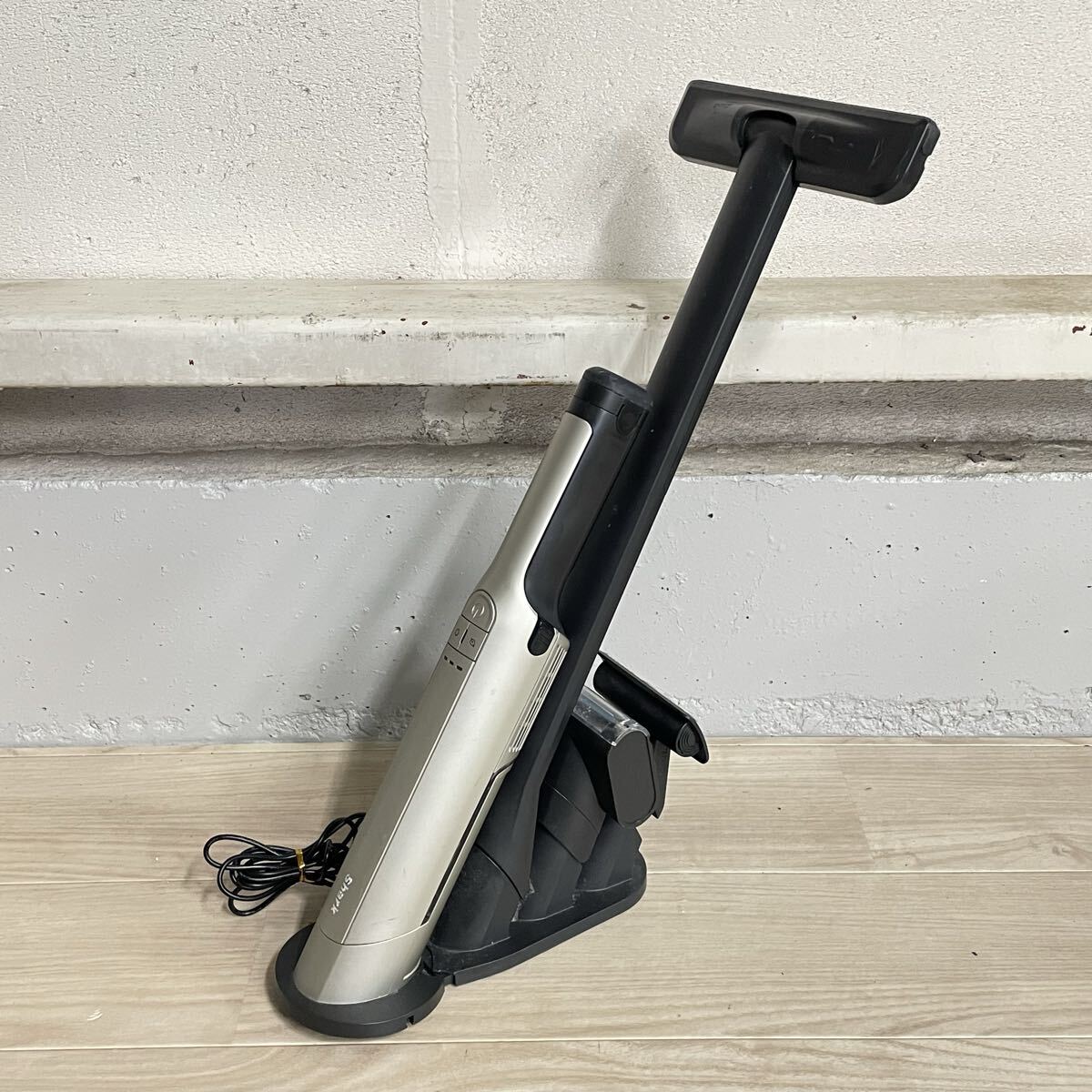 ◆ Shark シャーク 充電式ハンディクリーナー 掃除機 コードレスクリーナー コードレス クリーナー 家電 WV406JGG 通電確認済み 未清掃_画像1