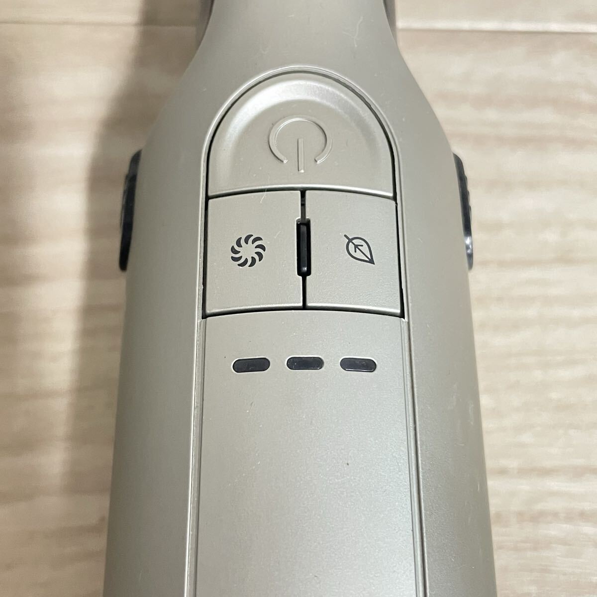 ◆ Shark シャーク 充電式ハンディクリーナー 掃除機 コードレスクリーナー コードレス クリーナー 家電 WV406JGG 通電確認済み 未清掃_画像6