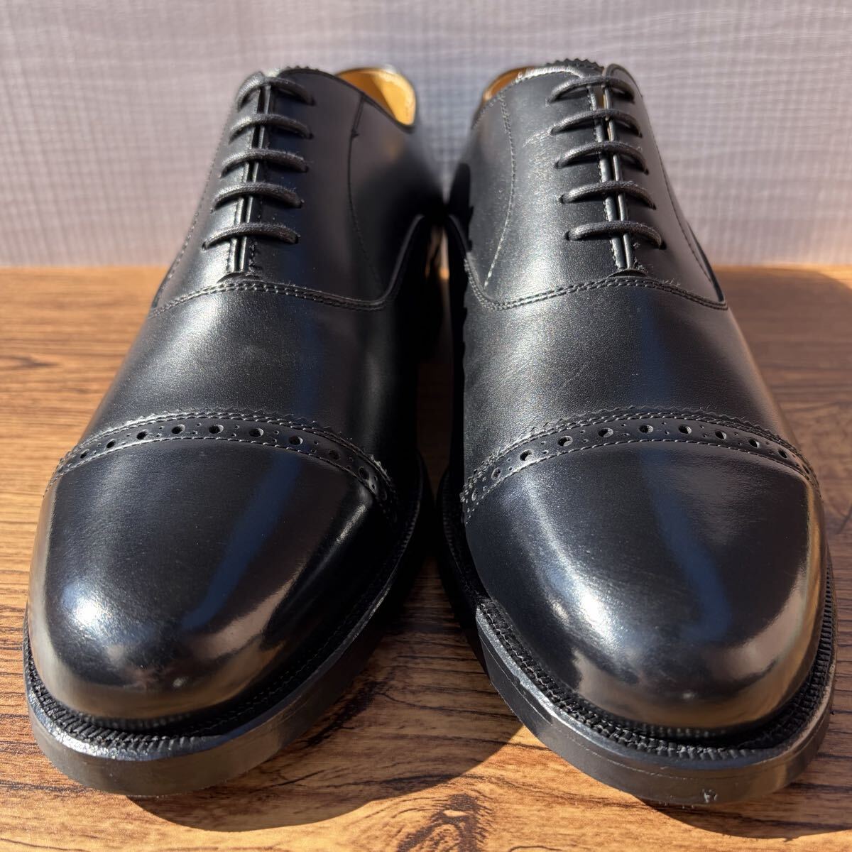 【展示品】REGAL リーガル ストレートチップ パンチドキャップトゥ 26cm ブラック 黒 内羽根 ビジネスシューズ 革靴_画像4