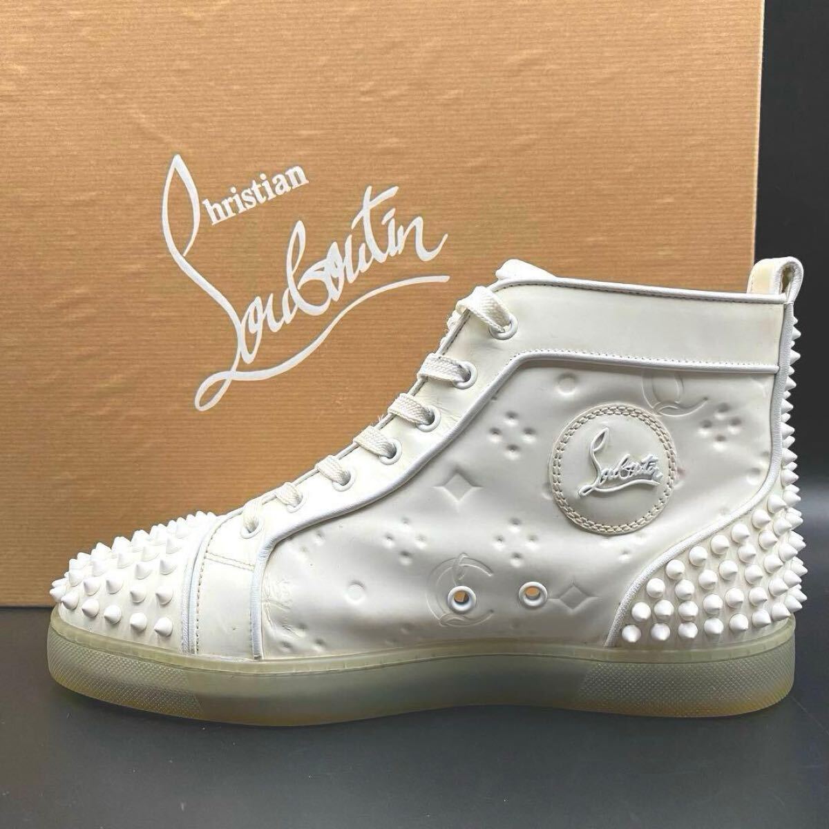 1 иен [ прекрасный товар ]Christian Louboutin Christian Louboutin - ikatto спортивные туфли шиповки заклепки Logo мужской кожа белый 26cm соответствует 