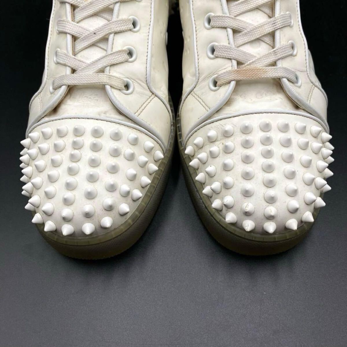 1 иен [ прекрасный товар ]Christian Louboutin Christian Louboutin - ikatto спортивные туфли шиповки заклепки Logo мужской кожа белый 26cm соответствует 