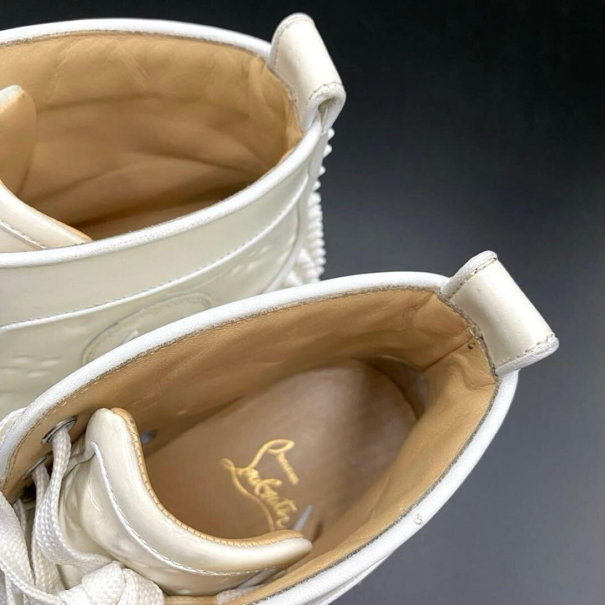 1 иен [ прекрасный товар ]Christian Louboutin Christian Louboutin - ikatto спортивные туфли шиповки заклепки Logo мужской кожа белый 26cm соответствует 