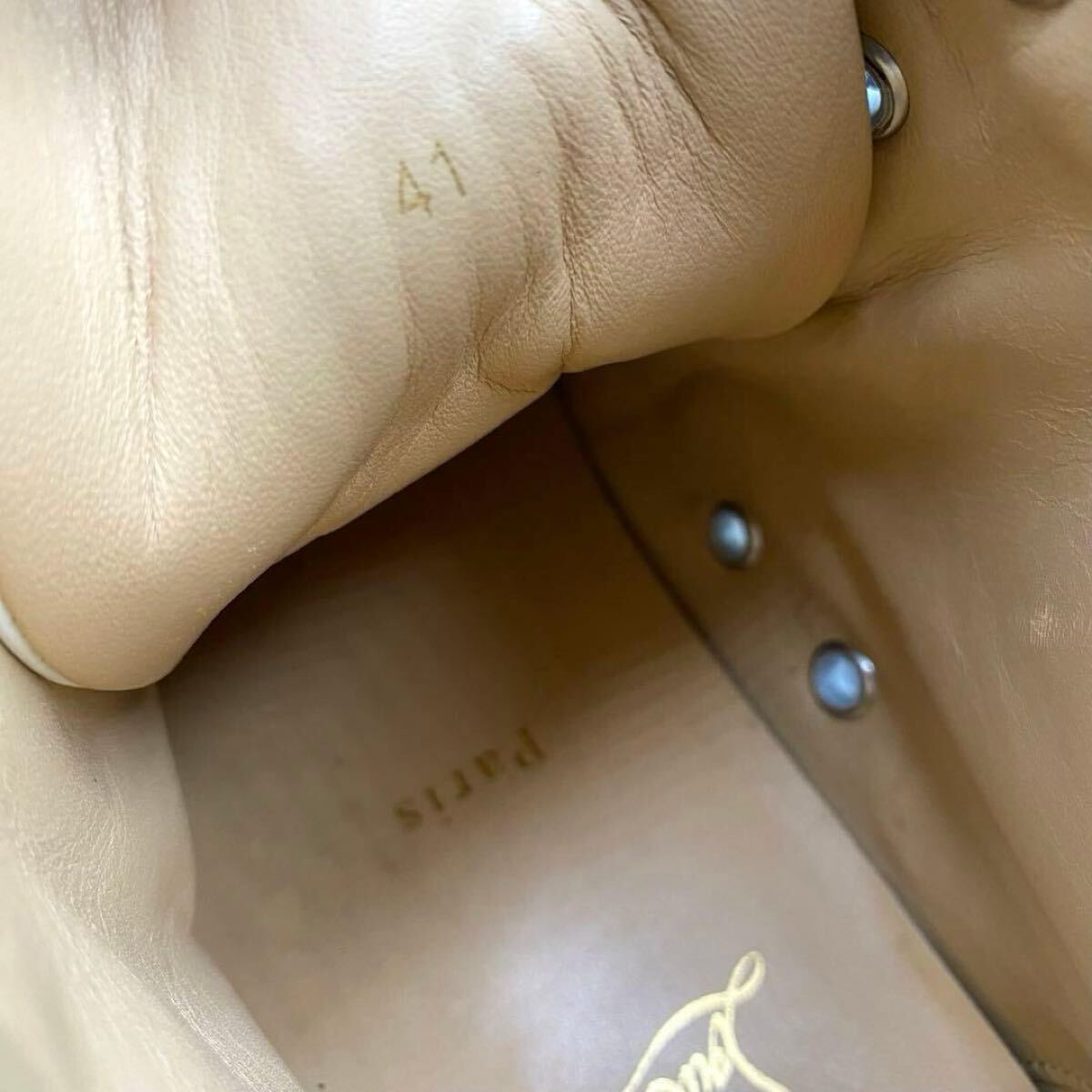 1 иен [ прекрасный товар ]Christian Louboutin Christian Louboutin - ikatto спортивные туфли шиповки заклепки Logo мужской кожа белый 26cm соответствует 