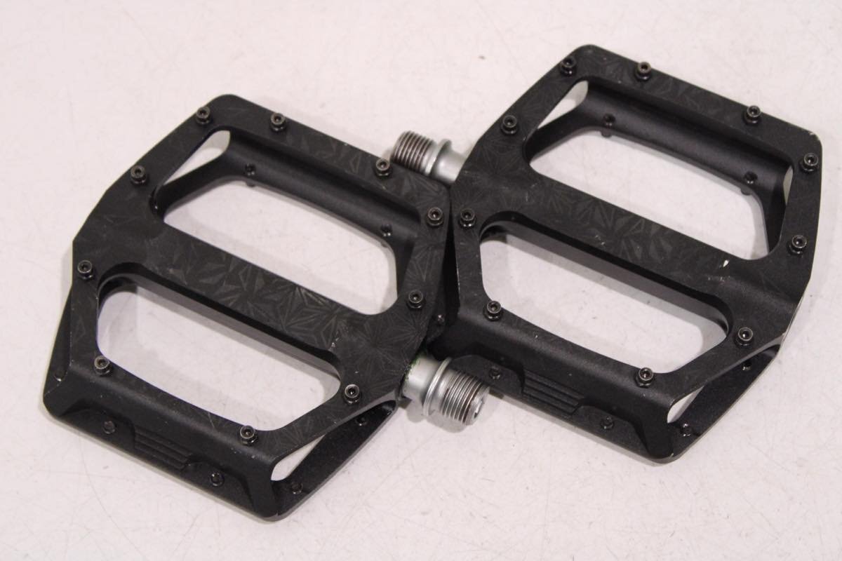 ☆SUPACAZ スパカズ KRYPTO フラットペダル 美品_画像2