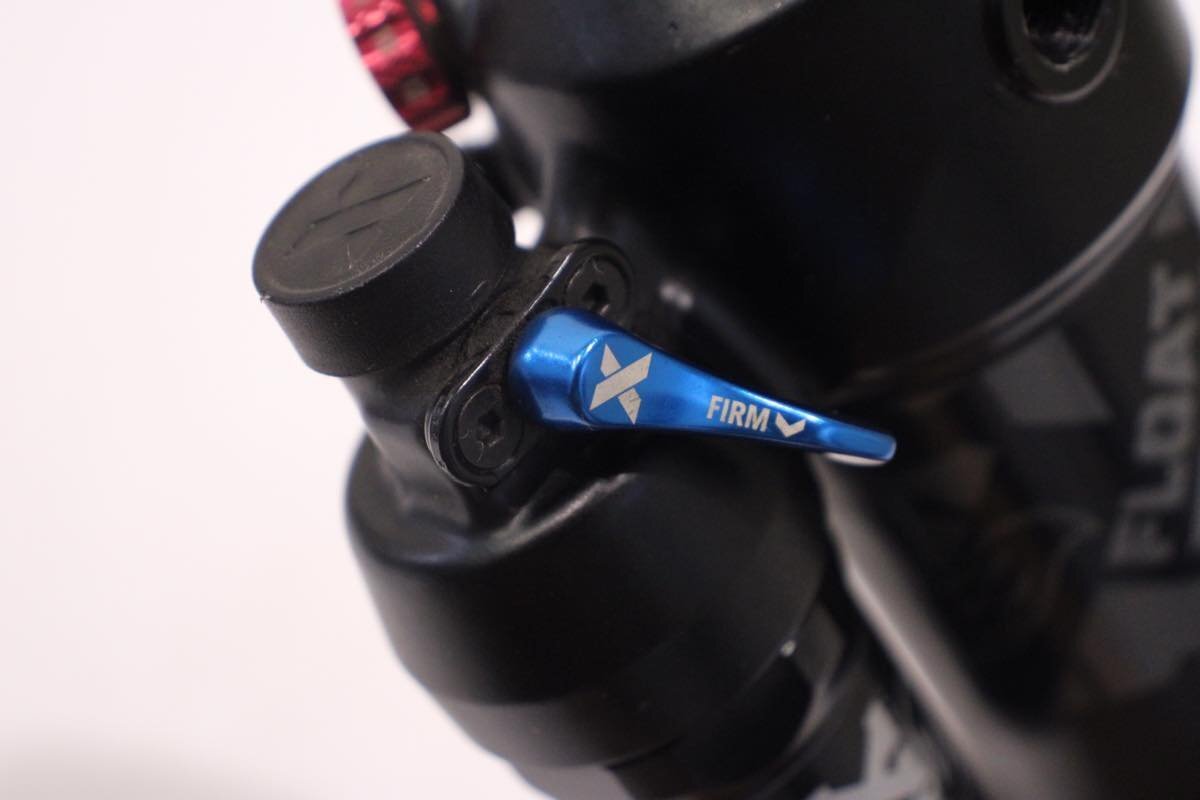 ★FOX フォックス PERFORMANCE FLOAT X リアサスペンション トラニオンマウント 美品 ※注意事項あり_画像3