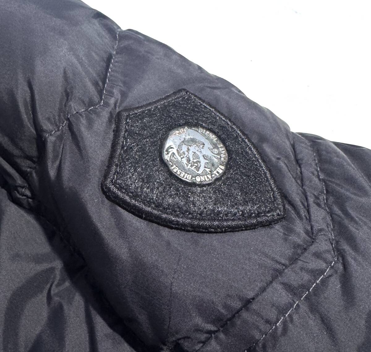 未使用【XL】定価5.28万 DIESEL ディーゼル ライダース ダウンジャケット XL メンズ タグ付【軽量 保温性抜群】黒 ロゴワッペン 国内正規_画像8