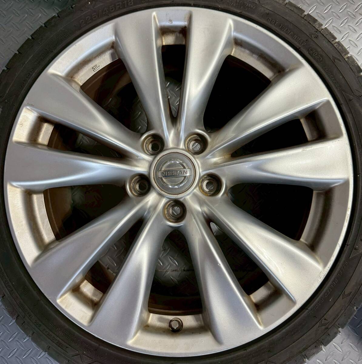 (ア057) 日産 NISSAN 51フーガ 18×8J+43 純正ホイール 225/45R18 タイヤ4本 _画像5