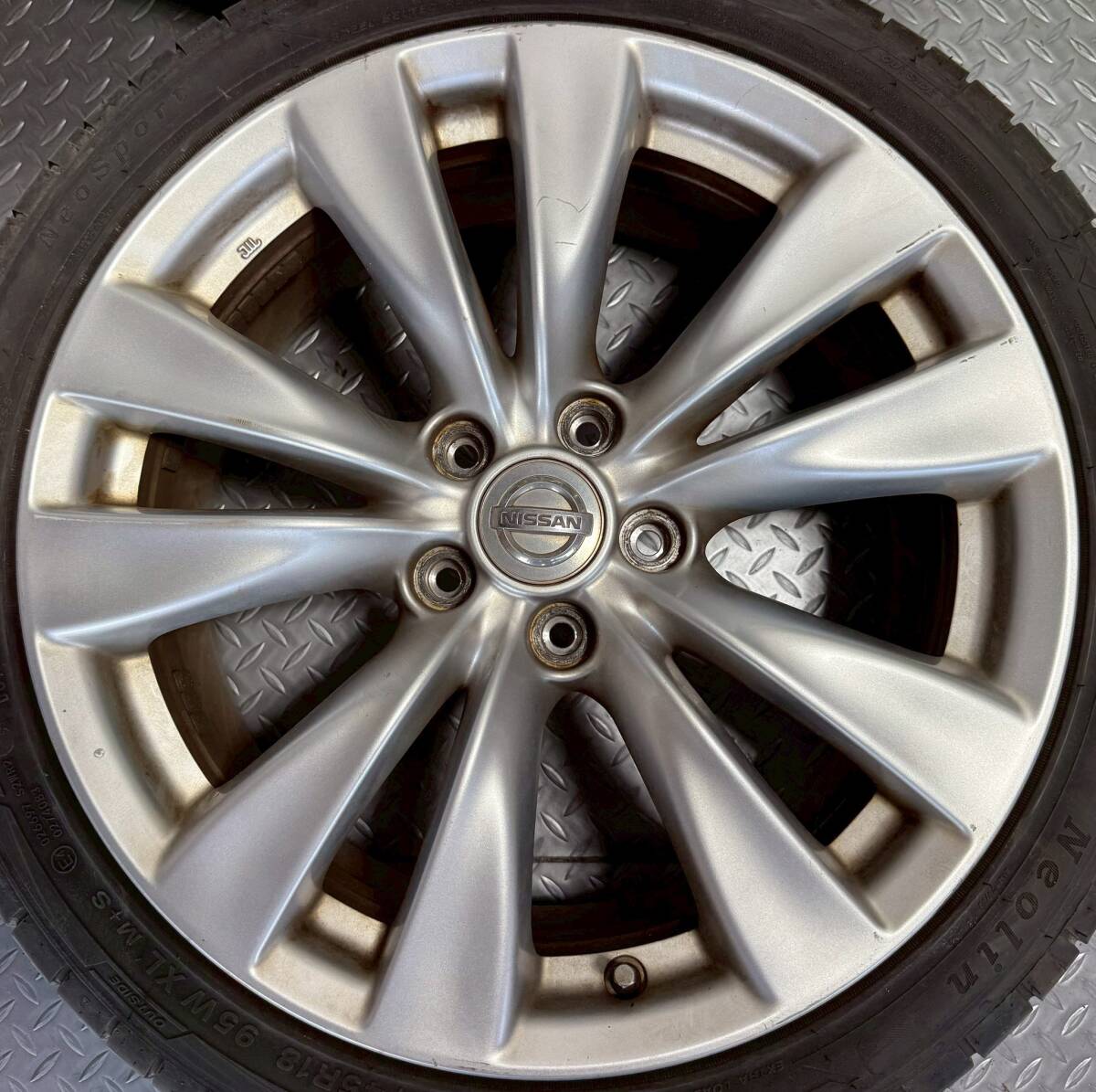 (ア057) 日産 NISSAN 51フーガ 18×8J+43 純正ホイール 225/45R18 タイヤ4本 _画像4