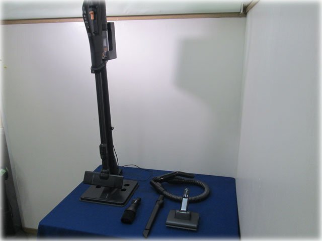 【2023年製】日立 コードレススティッククリーナー パワーブーストサイクロン PV-BH900SL 充電台・各種アタッチメント付 日本製【長野発】_画像3