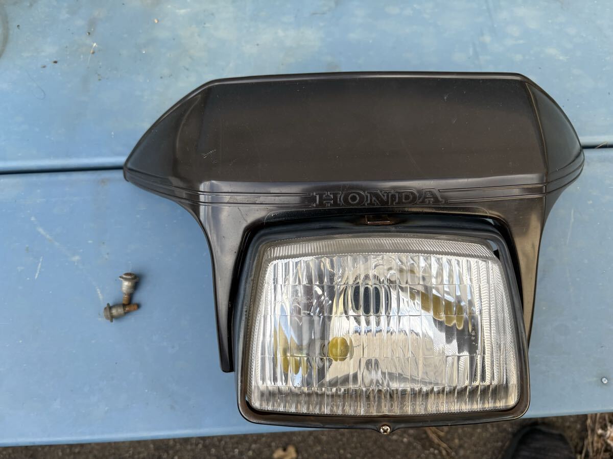 希少！スーパーカブ カスタム 純正メーターバイザー ヘッドライトバイザー ライト、専用枠、ボルト付き！！角目カブ_画像2