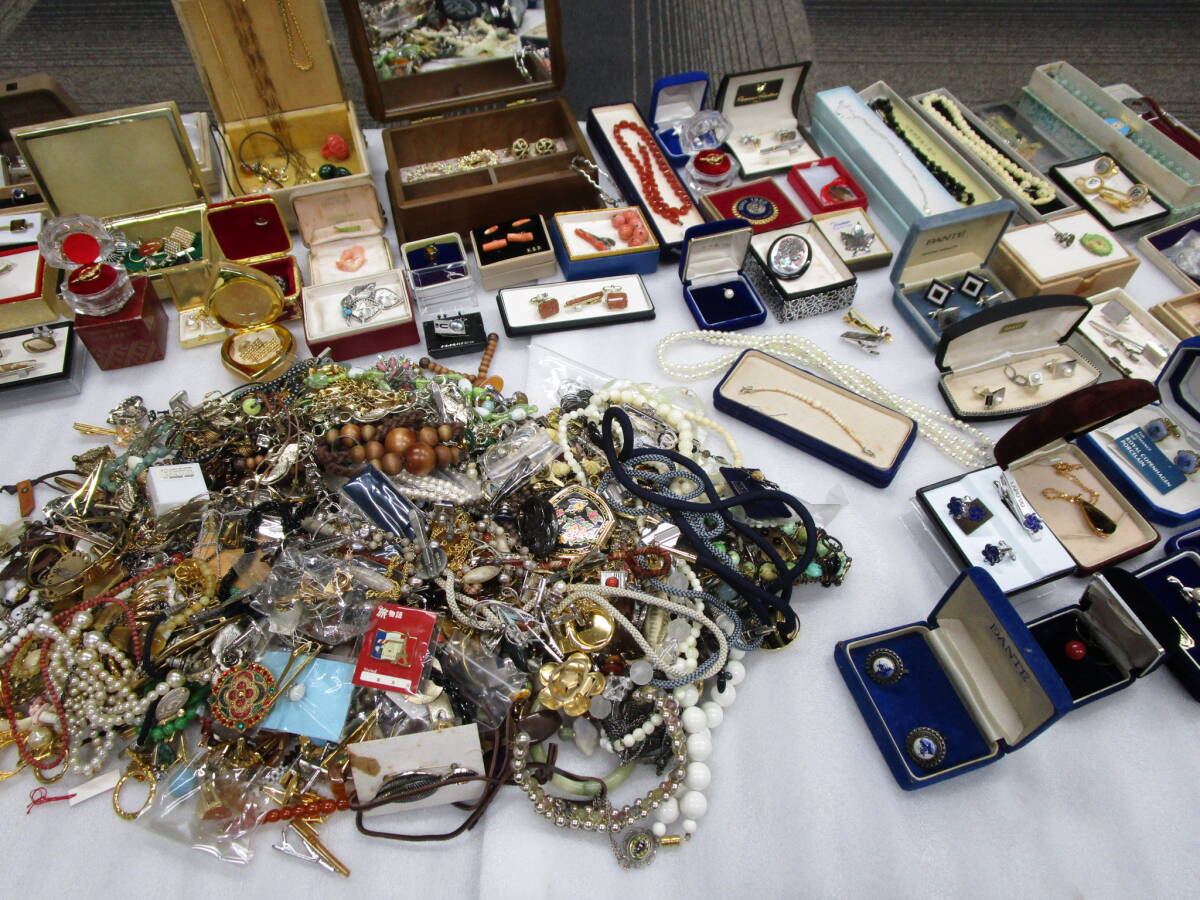 【大量】 アクセサリー 10,000g以上 大量 まとめ ネックレス リング ブローチ 他_画像1