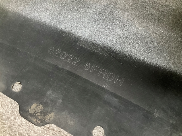 A2399-ウ下 エクストレイル T32 後期 フロント バンパー パール系☆_画像6