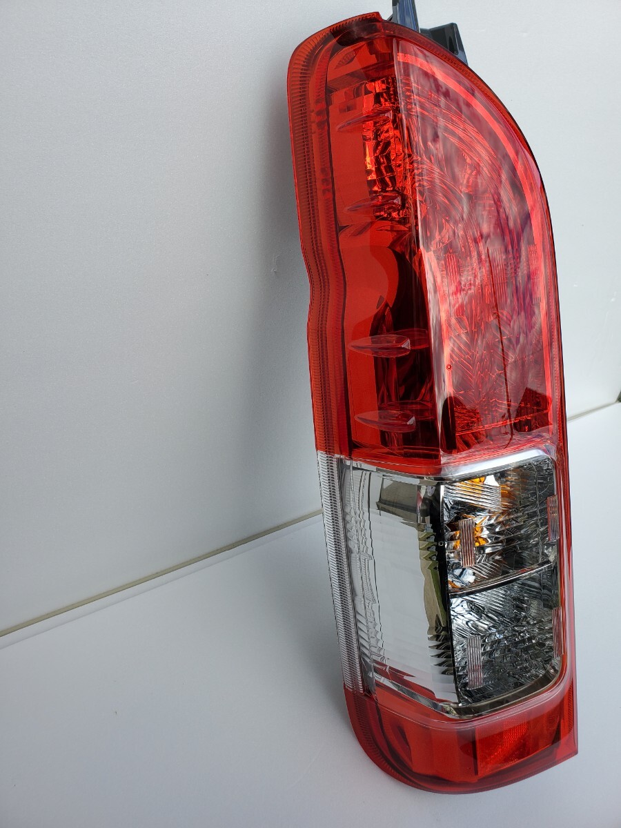 【新車外し】【即日発送】純正 助手席側 ハイエース 200系 4型 5型 6型 7型 8型 テールランプ テールライト 左側 KOITO _画像3