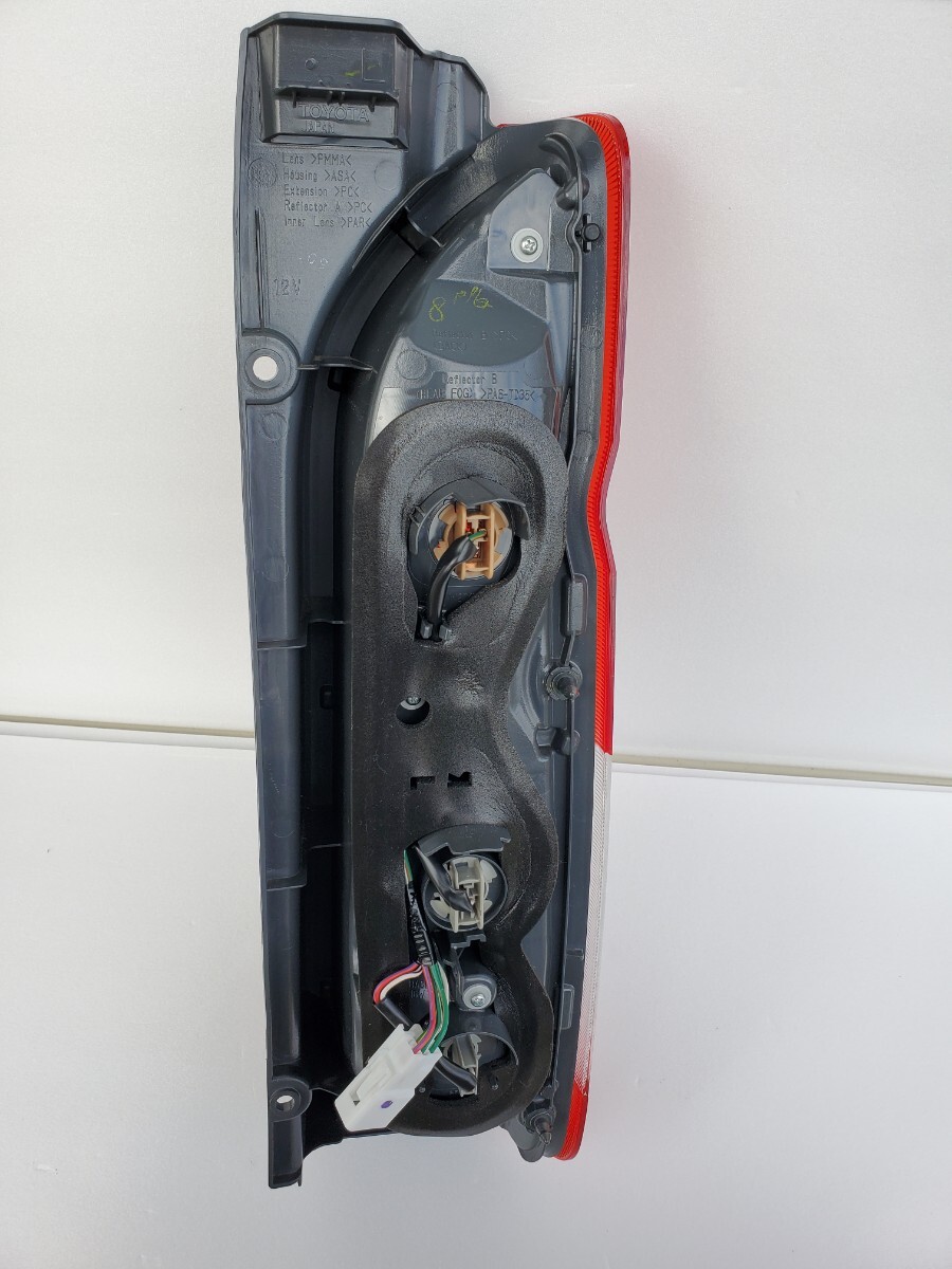 【新車外し】【即日発送】純正 助手席側 ハイエース 200系 4型 5型 6型 7型 8型 テールランプ テールライト 左側 KOITO _画像7