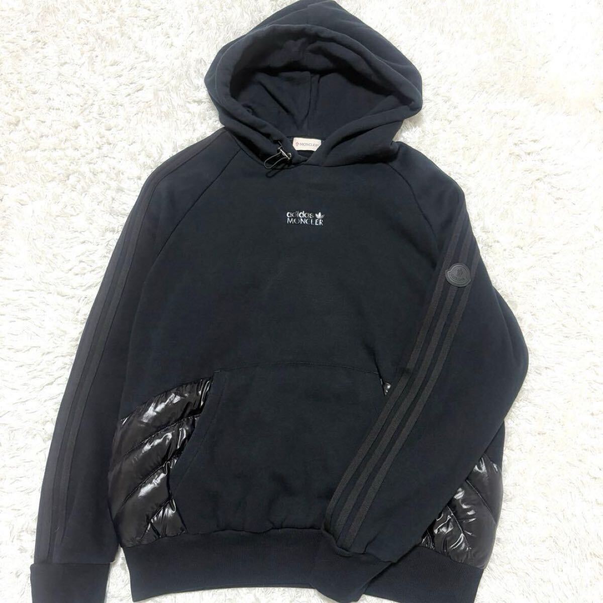 【極美品☆希少コラボ】23年 モンクレール adidas ラバーロゴ ダウン切替えパーカー フーディ ロゴワッペン メンズ_画像1