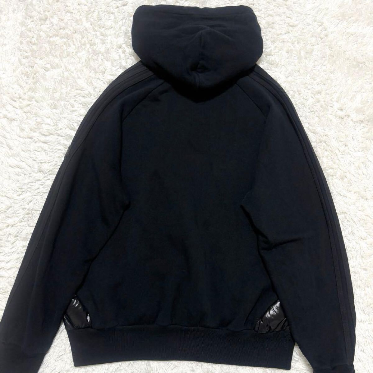 【極美品☆希少コラボ】23年 モンクレール adidas ラバーロゴ ダウン切替えパーカー フーディ ロゴワッペン メンズ_画像2