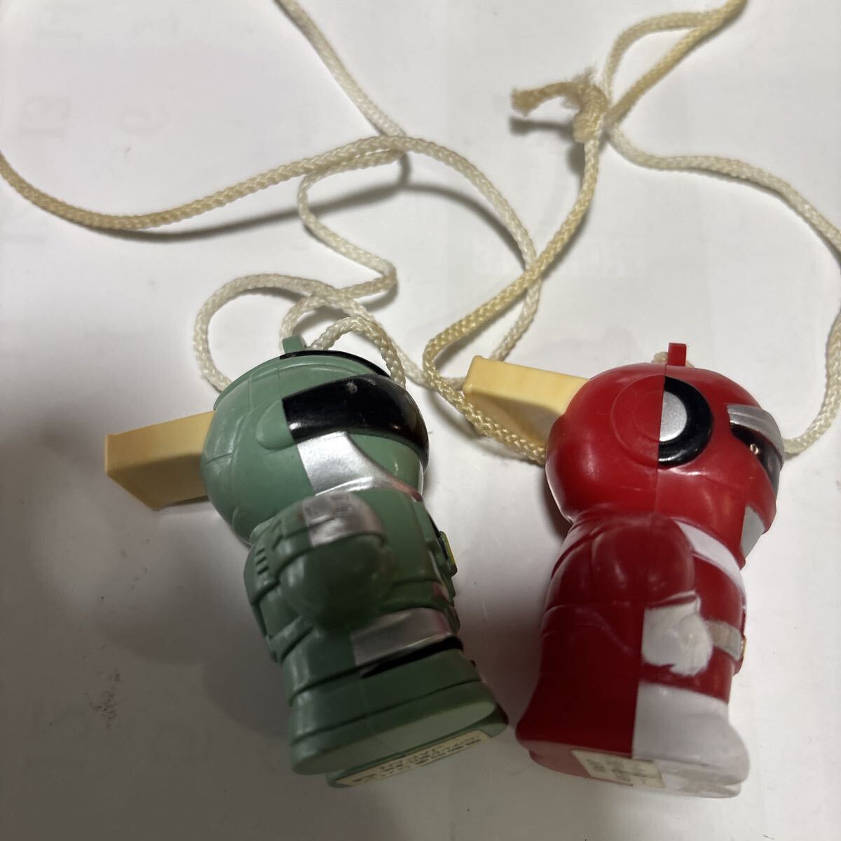 ターボレンジャー と 機動刑事ジバン の笛付き人形 1989年製 テレビ朝日 正規品 二つまとめて 新品未使用ですが紐に汚れあり _画像2