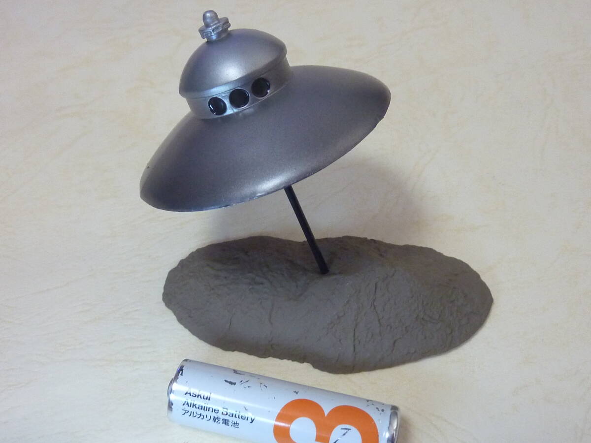 アダムスキー型円盤 ミニチュアUFO模型■送料185円■ジオラマベース付き■宇宙人 空飛ぶ円盤 エリア51 未知との遭遇 月刊ムー グレイ_画像2