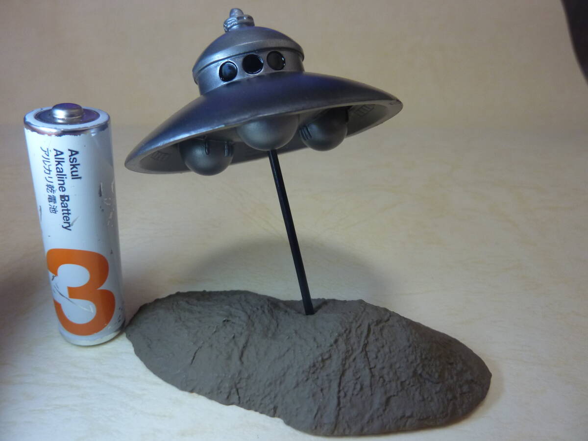 アダムスキー型円盤 ミニチュアUFO模型■送料185円■ジオラマベース付き■宇宙人 空飛ぶ円盤 エリア51 未知との遭遇 月刊ムー グレイ_画像7