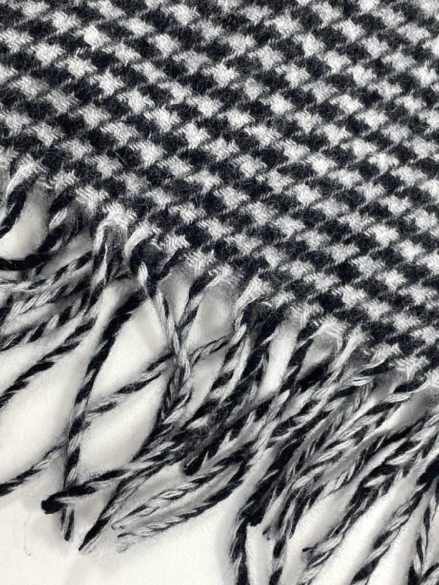 美品【フェアファクスコレクティブ】 カシミヤ100% ロングフリンジマフラー ストール (メンズ) グレー×ブラック 千鳥柄 ◇33ME7917◇_画像2