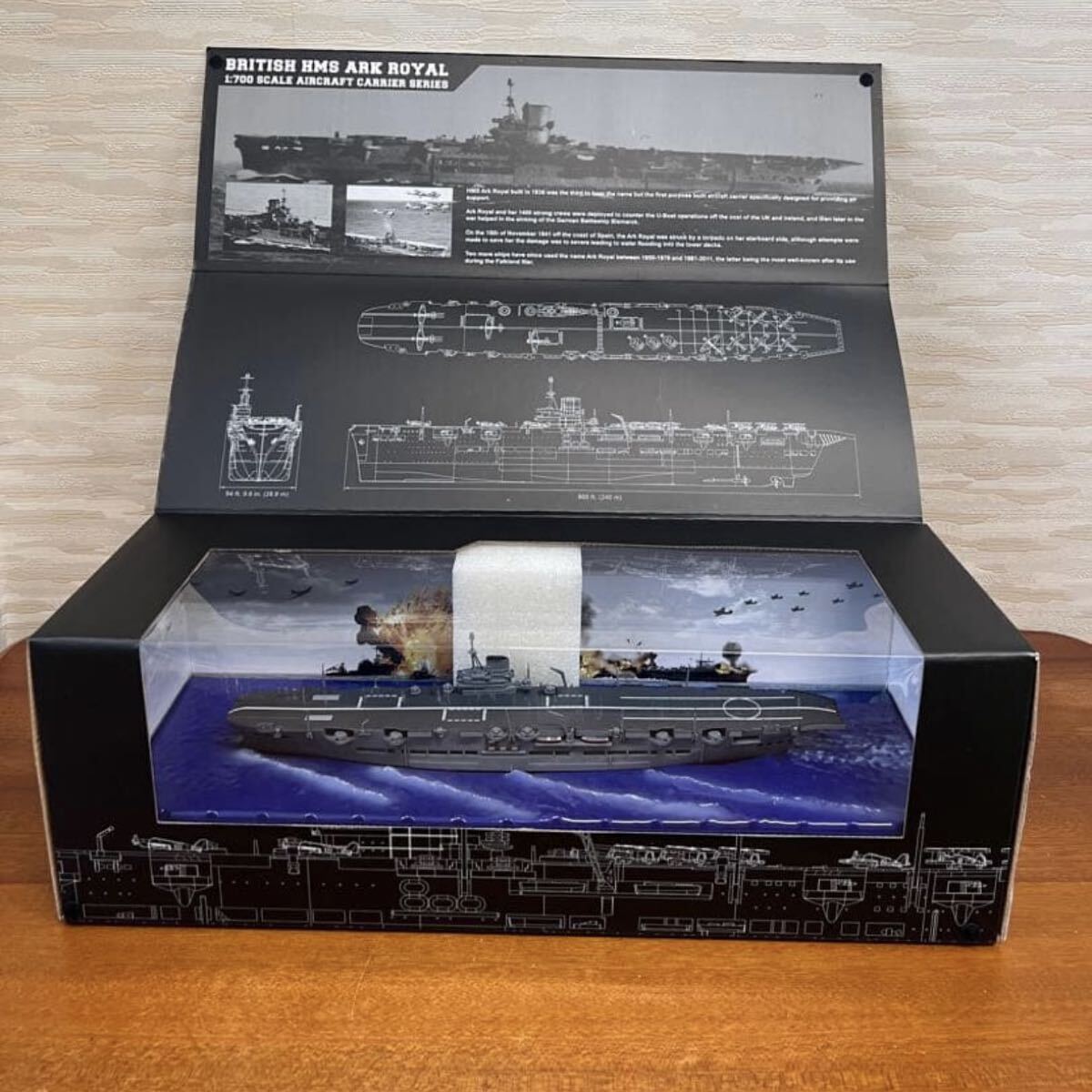 No177 BATTLE MARDENED MACHINES TONS OF STEEL WITH TONS OF DETAILBRITISH HMS ARK ROYAL1:700 SCALE AIRCRAFT CARRIER SERIES _画像1