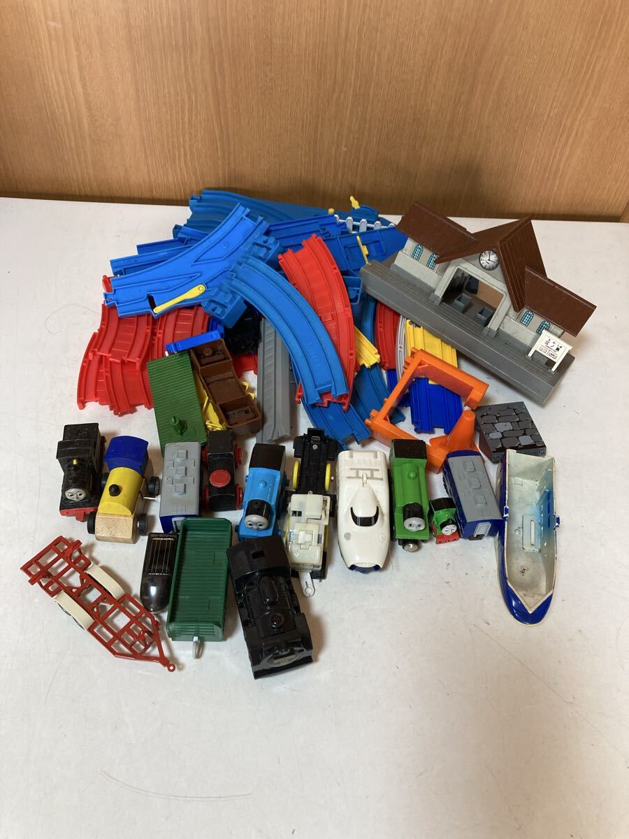 プラレール レール 電車 新幹線 トーマス プラレール等 車両 おもちゃ パーツ ジャンク 保管品　まとめて　_画像1