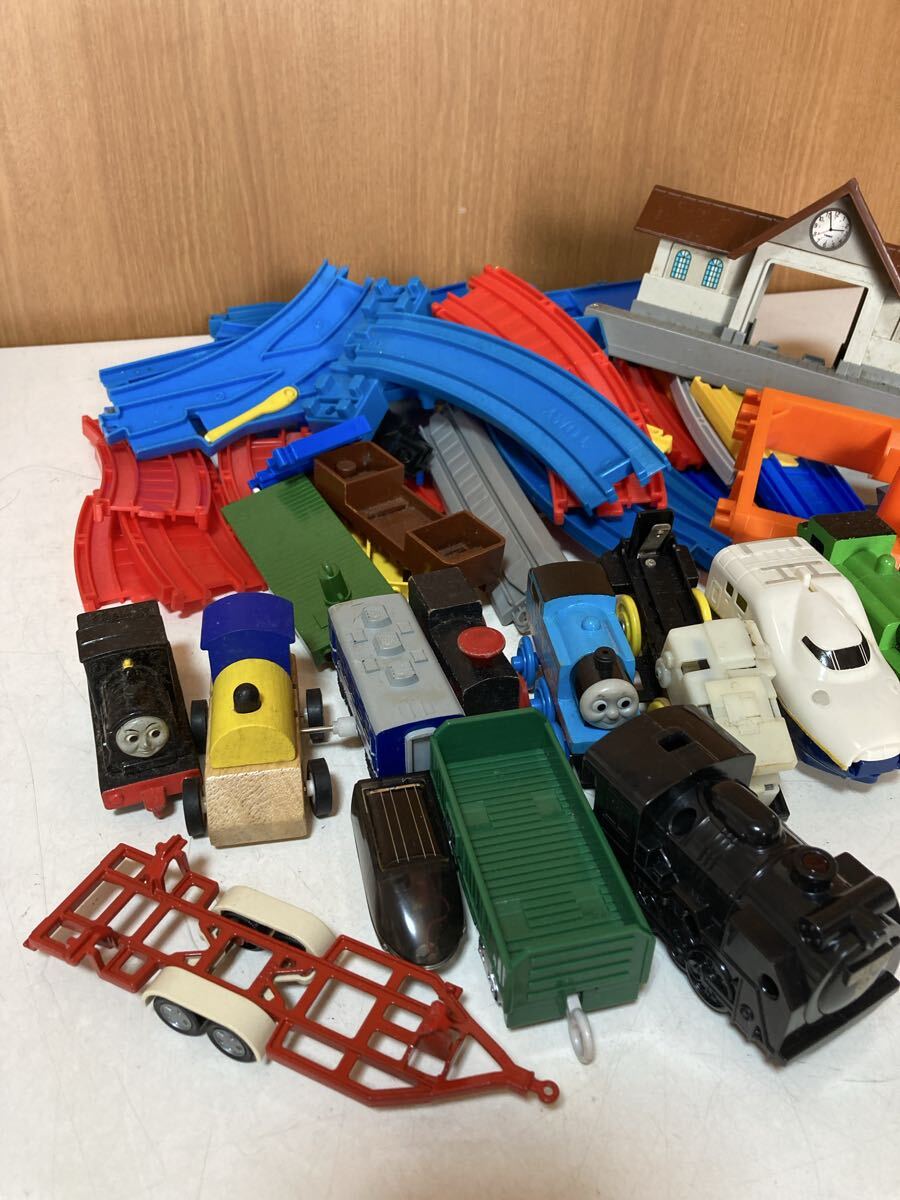 プラレール レール 電車 新幹線 トーマス プラレール等 車両 おもちゃ パーツ ジャンク 保管品　まとめて　_画像2