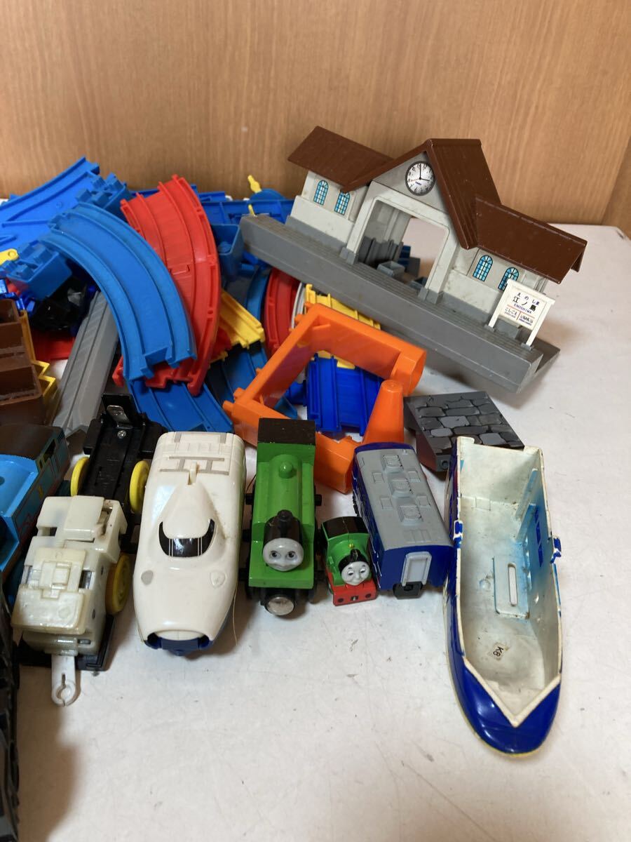プラレール レール 電車 新幹線 トーマス プラレール等 車両 おもちゃ パーツ ジャンク 保管品　まとめて　_画像3
